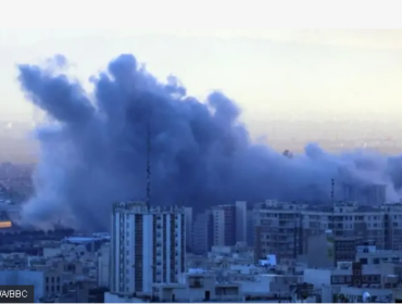 Saah satu rudal iran hantam ibukota Israel, Tel Aviv. Foto: BBC Indonesia