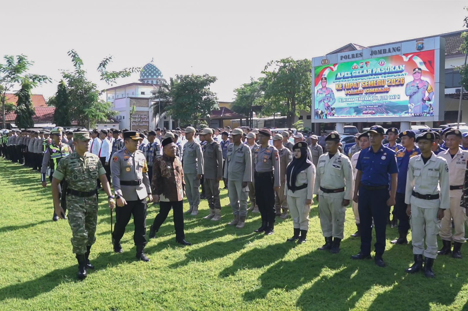 Kapolres Jombang bersama Dandim 0814 dan Wabup Jombang tengah periksa pasukan