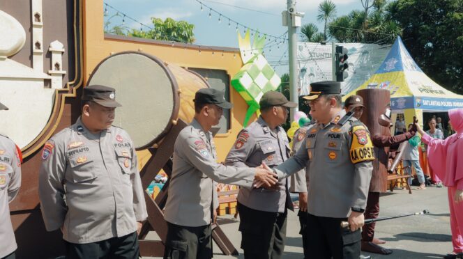 
					Kapolres Jombang saat kunjungi salah satu Pospam Operasi Ketupat Semeru 2026