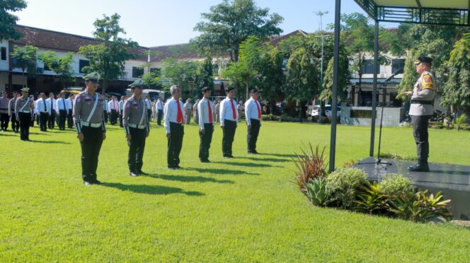 
					keenam anggota Polres Jombang saat ikuti upacara penerimaan penghargaan