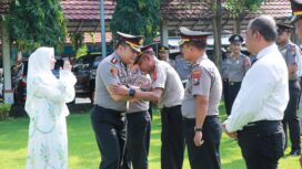 Kapolres Jombang tengah berjabatan tangan dengan para personelnya