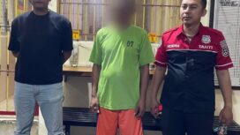 tersangka diapit petugas