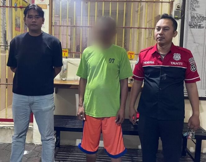 
					tersangka diapit petugas