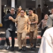 Beberapa staf di pemkab Lebak, Banten, mengawal Wabup Amir Hamzah, saat ngambek dan walk out acara halalbihala Pemkab Lebak, Senin 30 Maret 2026. Akibat bupati Lebak Hasbi Asyidiki Jayabaya mengeularkan kata-kaya 'mantan napi' yang ditujukan kepada Amir Hamzah, dalam pidato acara itu. Foto: Instagram@kabar_banten