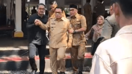 Beberapa staf di pemkab Lebak, Banten, mengawal Wabup Amir Hamzah, saat ngambek dan walk out acara halalbihala Pemkab Lebak, Senin 30 Maret 2026. Akibat bupati Lebak Hasbi Asyidiki Jayabaya mengeularkan kata-kaya 'mantan napi' yang ditujukan kepada Amir Hamzah, dalam pidato acara itu. Foto: Instagram@kabar_banten