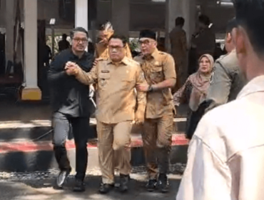 Beberapa staf di pemkab Lebak, Banten, mengawal Wabup Amir Hamzah, saat ngambek dan walk out acara halalbihala Pemkab Lebak, Senin  30 Maret 2026. Akibat bupati Lebak Hasbi Asyidiki Jayabaya mengeularkan kata-kaya 'mantan napi' yang ditujukan kepada Amir Hamzah, dalam pidato acara itu. Foto: Instagram@kabar_banten