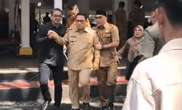 Beberapa staf di pemkab Lebak, Banten, mengawal Wabup Amir Hamzah, saat ngambek dan walk out acara halalbihala Pemkab Lebak, Senin  30 Maret 2026. Akibat bupati Lebak Hasbi Asyidiki Jayabaya mengeularkan kata-kaya 'mantan napi' yang ditujukan kepada Amir Hamzah, dalam pidato acara itu. Foto: Instagram@kabar_banten