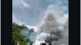 Perjalanan dari Semarang menuju Solo, sebuah mobil Fird EcoSport terbakar. Sopi dan dua penumpang selamat, Sabtu siang 21 maret 2026. Foto: jejak.1menit