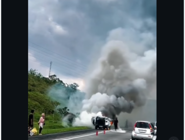 Perjalanan dari Semarang menuju Solo, sebuah mobil Fird EcoSport terbakar. Sopi dan dua penumpang selamat, Sabtu siang 21 maret 2026. Foto: jejak.1menit