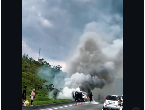 Perjalanan dari Semarang menuju Solo, sebuah mobil Fird EcoSport terbakar. Sopi dan dua penumpang selamat, Sabtu siang 21 maret 2026. Foto: jejak.1menit