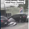 Angin puting be;liung mengamuk saat hujan deras di kawasan sekitar RSUD Ploso, Jombang, Senin 30 Maret 2026. Menyebabkan beberap mobil tertimba material bangunan RSUD, termasuk fasad gedung. Tidak ada korban luak dalam kejadian ini. Foto: Instagram@jombanginformasi_