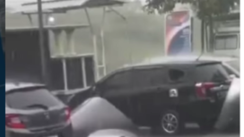 Angin puting be;liung mengamuk saat hujan deras di kawasan sekitar RSUD Ploso, Jombang, Senin 30 Maret 2026. Menyebabkan beberap mobil tertimba material bangunan RSUD, termasuk fasad gedung. Tidak ada korban luak dalam kejadian ini. Foto: Instagram@jombanginformasi_