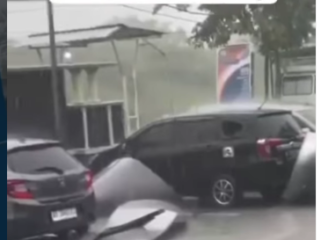 Angin puting be;liung mengamuk saat hujan deras di kawasan sekitar RSUD Ploso, Jombang, Senin 30 Maret 2026. Menyebabkan beberap mobil tertimba material bangunan RSUD, termasuk fasad gedung. Tidak ada korban luak dalam kejadian ini. Foto: Instagram@jombanginformasi_