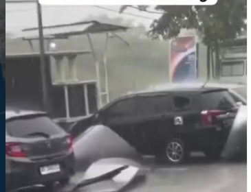 Angin puting be;liung mengamuk saat hujan deras di kawasan sekitar RSUD Ploso, Jombang, Senin 30 Maret 2026. Menyebabkan beberap mobil tertimba material bangunan RSUD, termasuk fasad gedung. Tidak ada korban luak dalam kejadian ini. Foto: Instagram@jombanginformasi_