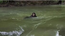 Detik-detik sebelum Luna Maya terseret derasnya arus sungai hingga sempat tenggelam saat menjalani adegan ekstrem untuk film 'SUZZANNNA: Santet Dosa di Atas Dosa' (Foto: Dok.POPLICIST Publicist/Soraya Intercine Films)