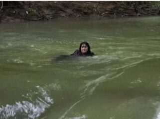 Detik-detik sebelum Luna Maya terseret derasnya arus sungai hingga sempat tenggelam saat menjalani adegan ekstrem untuk film 'SUZZANNNA: Santet Dosa di Atas Dosa' (Foto: Dok.POPLICIST Publicist/Soraya Intercine Films)