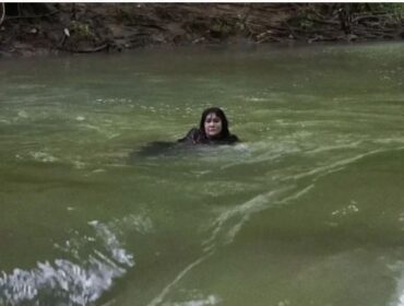 Detik-detik sebelum Luna Maya terseret derasnya arus sungai hingga sempat tenggelam saat menjalani adegan ekstrem untuk film 'SUZZANNNA: Santet Dosa di Atas Dosa' (Foto: Dok.POPLICIST Publicist/Soraya Intercine Films)