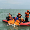 
Tim SAR telah melakukan evakuasi jeanazah korban tak yang mengapung di perairan depan Pelabuhan Maspion, Gresik. Foto: ist