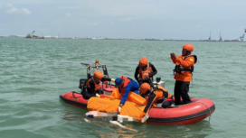 
Tim SAR telah melakukan evakuasi jeanazah korban tak yang mengapung di perairan depan Pelabuhan Maspion, Gresik. Foto: ist