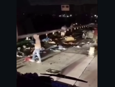 PO bus Centrum jurusan Jakarta-Semarang --dalam susana arus mudik-- menyantap sebuah pikup yang sedang parkir di bahu jalan tol Pejagan-Pemalang. Kondisi berantakan, bus terblaik masuk ke persawahan, Selasa malam 23,30 WIB. Foto: Instagram@pemalang'update