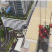 Dua pekerja sealant kaca di apartemen Ascott, Surabata, mengalami insisden berat. Akibat hujan dera diserta angin kencang, menyebakan gondola yang mereka tumpangi terombang-ambing sehingga satu orang meninggal dunia, sedakan satunya mengalami luka-luka, Senin 2 Maret 2026. Doto: Dok/ist