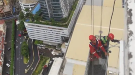 Dua pekerja sealant kaca di apartemen Ascott, Surabata, mengalami insisden berat. Akibat hujan dera diserta angin kencang, menyebakan gondola yang mereka tumpangi terombang-ambing sehingga satu orang meninggal dunia, sedakan satunya mengalami luka-luka, Senin 2 Maret 2026. Doto: Dok/ist