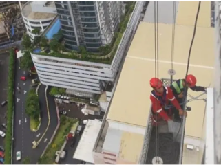Dua pekerja sealant kaca di apartemen Ascott, Surabata, mengalami insisden berat. Akibat hujan dera diserta angin kencang, menyebakan gondola yang mereka tumpangi terombang-ambing sehingga satu orang meninggal dunia, sedakan satunya mengalami luka-luka, Senin 2 Maret 2026. Doto: Dok/ist