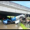 Beginilah kondisi truk tangki pengangkut solar yang alami kecelakaan tunggal di tol wikayah Gedek, Mojokerto, Senin 1 Maret 2026. Foto: INews