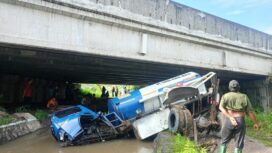 Beginilah kondisi truk tangki pengangkut solar yang alami kecelakaan tunggal di tol wikayah Gedek, Mojokerto, Senin 1 Maret 2026. Foto: INews