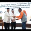 Bupati Jombang H Warsubi menyerahkan hadiah umrah pemenang berdasarkan undian. Foto: diskominfo pemkab jombang