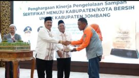 Bupati Jombang H Warsubi menyerahkan hadiah umrah pemenang berdasarkan undian. Foto: diskominfo pemkab jombang