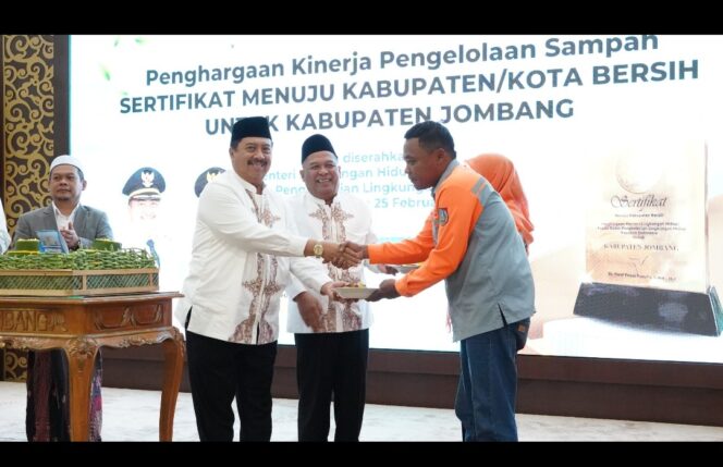 
					Bupati Jombang H Warsubi menyerahkan hadiah umrah pemenang berdasarkan undian. Foto: diskominfo pemkab jombang