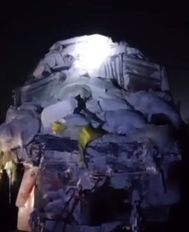 
					Tepung berantakan di jalanan, akibat KA Blambangan Ekspress tavrak truk di perlitasan sebidan di Leces, Pronolinggo. Foto: Instagram@oreng_probolinggo