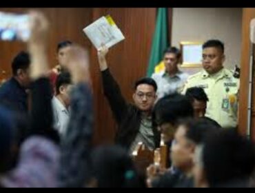 Hakim beri putusan bebas untuk terdakwa Delpedro Marhaen, dalam kasus penghasutan aksi demo 25 Agustus 2025. Foto: jejakberitajakarta