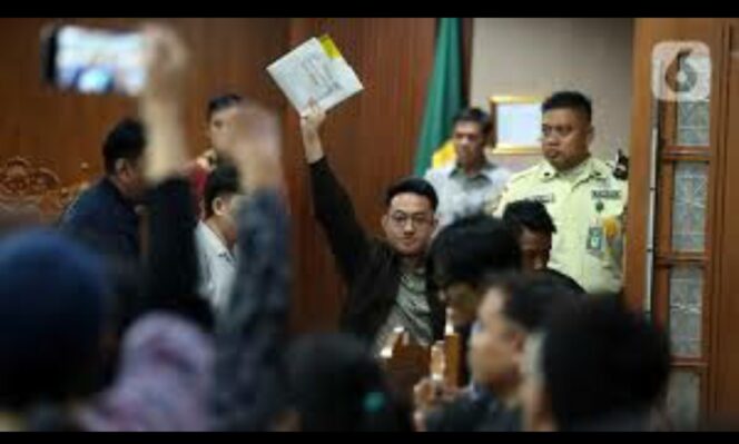 
					Hakim beri putusan bebas untuk terdakwa Delpedro Marhaen, dalam kasus penghasutan aksi demo 25 Agustus 2025. Foto: jejakberitajakarta