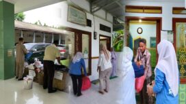 DLH Pemkab Jombang, Jumat 6 Maret 2026, menggelar program bagi takjil dan sedekah sampah. Foto: Jombabgkab.go.id