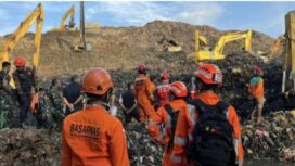 Ratusan tim Basarnas berjibaku mencari dan mengavakuasi korban tertimbun longsoran sampah TPA Bantargebang, Bekasi, Jabar, 8-9 Maret 2026. Foto:  dok/ basarnas