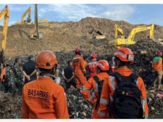 Ratusan tim Basarnas berjibaku mencari dan mengavakuasi korban tertimbun longsoran sampah TPA Bantargebang, Bekasi, Jabar, 8-9 Maret 2026. Foto:  dok/ basarnas