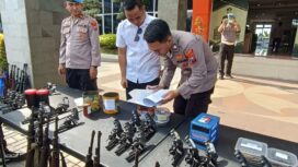 Sipropam Pokres Gresik melakukan peneriksaan senjata personer, siaga pengamanan Lebaran. Foto: polres gresik