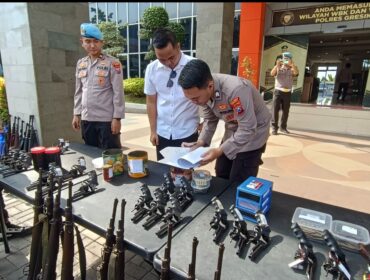 Sipropam Pokres Gresik melakukan peneriksaan senjata personer, siaga pengamanan Lebaran. Foto: polres gresik