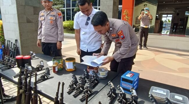 Sipropam Pokres Gresik melakukan peneriksaan senjata personer, siaga pengamanan Lebaran. Foto: polres gresik