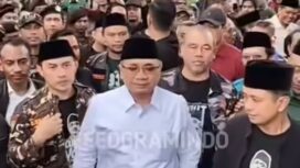 Mantan Kenenag Yaqul Qholil Qoumas disambut massa Banser usai putusan praperadilan di Jakarta, Rabu 11 Maret 2026. Foto: Ist