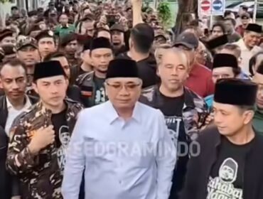 Mantan Kenenag Yaqul Qholil Qoumas disambut massa Banser usai putusan praperadilan di Jakarta, Rabu 11 Maret 2026. Foto: Ist
