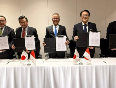 (Dari kiri ke kanan) Dirut  PT Mitra Kiara Indonesia, Mirza Whibowo Soenarto; Dirut PT Solusi Bangun Indonesia Tbk (SBI), Rizki Kresno Edhie Hambali; Dirut SIG, Indrieffouny Indra; President and Representative Director Taiheiyo Cement Corporation, Yoshifumi Taura; dan Dirut PT Taiheiyo International Indonesia, Makoto Nakano. Foto: Ist