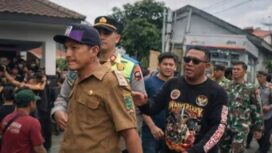 Polisi tampak menggiring Kades Hoho Alkaf kekuar dari polsek, pasca penggeroyokan yang dilakukan anggota LSM Harimau, Rabu 10 Maret 2026. Foto: ist