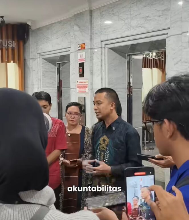 
					Tim MBG Watch menyerahkan permohonan Judicial Review ke Mahkamah Konsitusi (MK). Foto: Instagram@MBG Watch