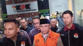 Kekuar dari kantor KPK, Kamis 12 Maret, Yqut Cholil Qoumas sudah mengenakan rompi oranye. Tanda mantan menag itu sebafai tersangka dalam kasus penyelewengan kuota haji. Foto: Ist