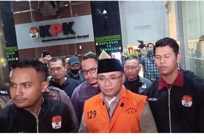 
					Kekuar dari kantor KPK, Kamis 12 Maret, Yqut Cholil Qoumas sudah mengenakan rompi oranye. Tanda mantan menag itu sebafai tersangka dalam kasus penyelewengan kuota haji. Foto: Ist