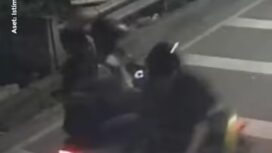 Berpapasan dengan dua pria mengendarai motor, lalu menyiramkan air keras di tubuh Abdrie Yunus, Kamis malam 12 Maret 2926. Foto: tangkap layar video instagram@kumparan