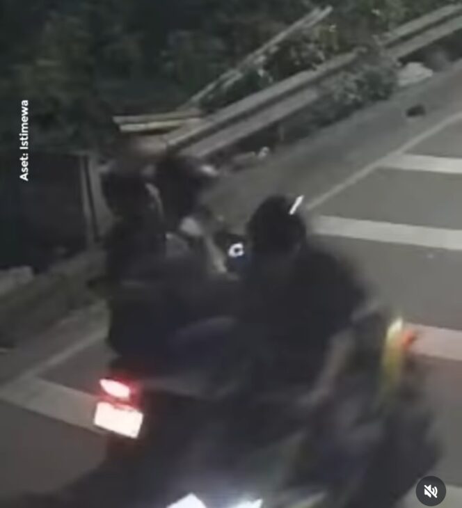 
					Berpapasan dengan dua pria mengendarai motor, lalu menyiramkan air keras di tubuh Abdrie Yunus, Kamis malam 12 Maret 2926. Foto: tangkap layar video instagram@kumparan